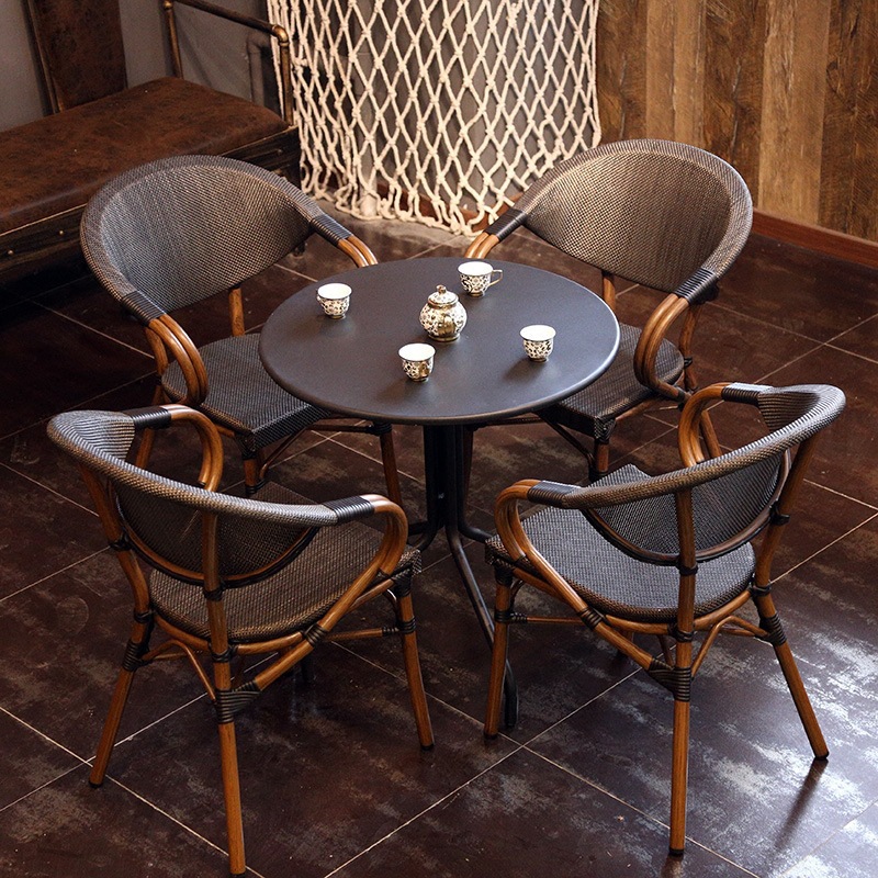 Outdoor Furniture Table And Chairs - Современный комплект уличной мебели (стол и